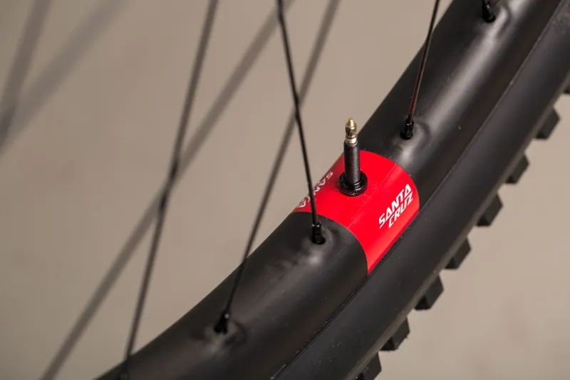 2018 Santa Cruz Highball Carbon CCXX1 Reserve wheelset-4